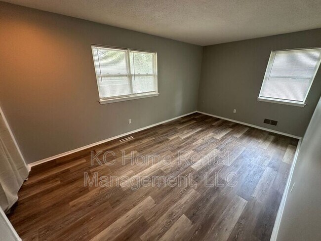 Building Photo - 222 N Oak Dr