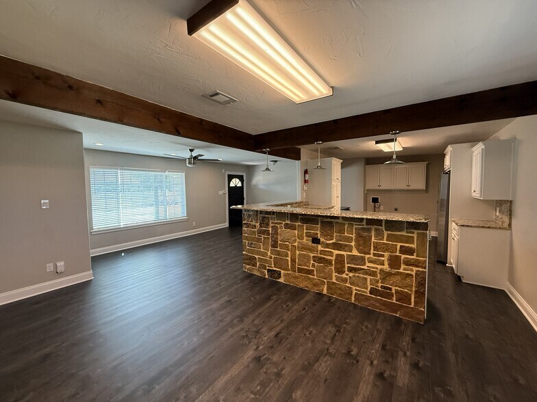 Building Photo - 105 Acker St