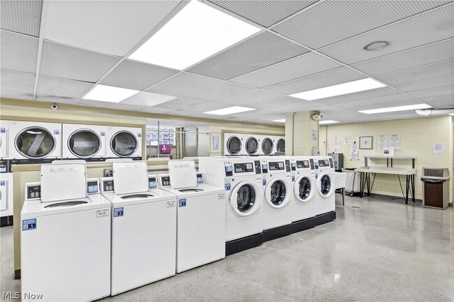 Building Photo - 11850 Edgewater Dr