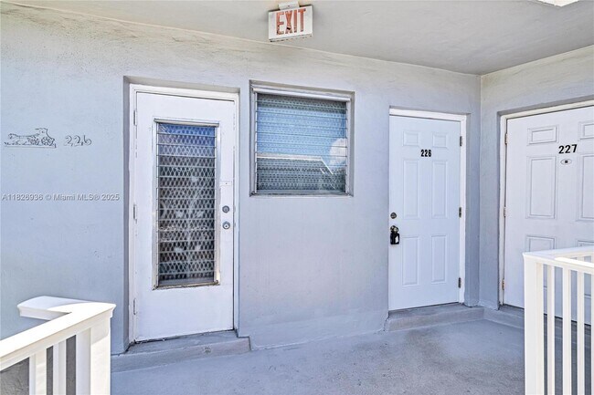 Building Photo - 1715 NE Miami Gardens Dr