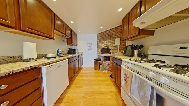 Building Photo - 719 W Buckingham Pl