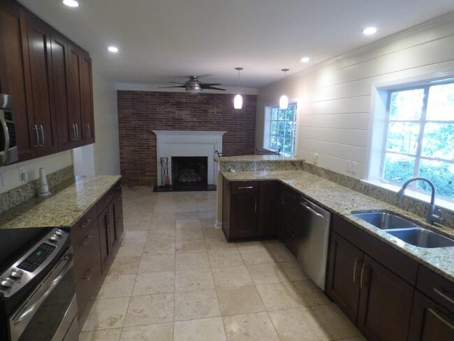 Building Photo - 3857 Land O Lakes Dr NE