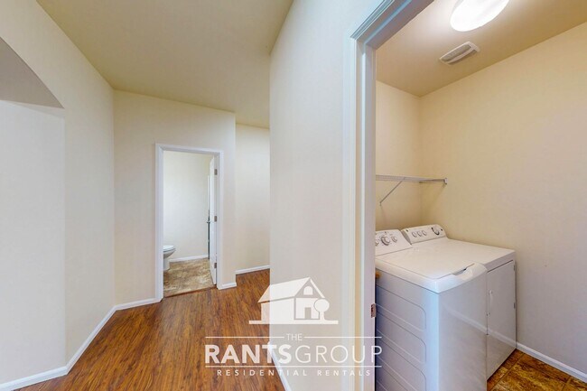 Building Photo - 5-Bedroom Home in Eagle Court with Easy I-...