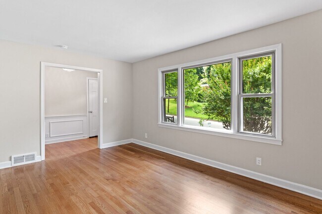 Building Photo - Introducing a newly renovated 3 bedroom, 2...