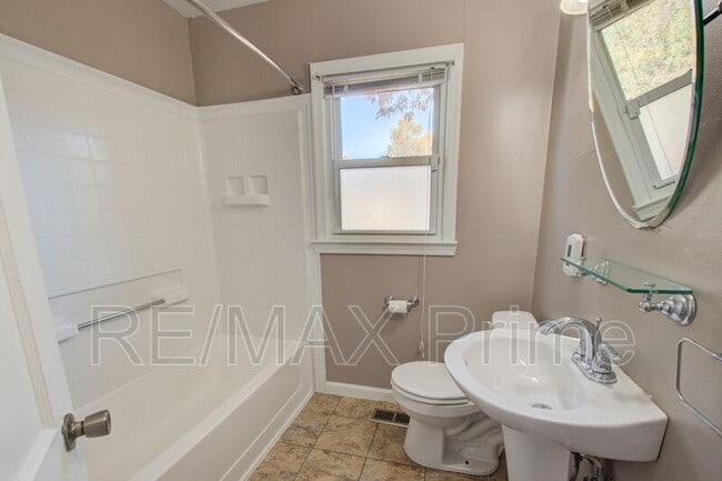 Building Photo - 200 Cynthia Dr