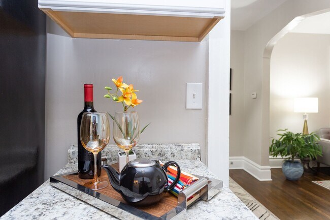 Building Photo - Available Now - Adorable and Spacious!  2 ...