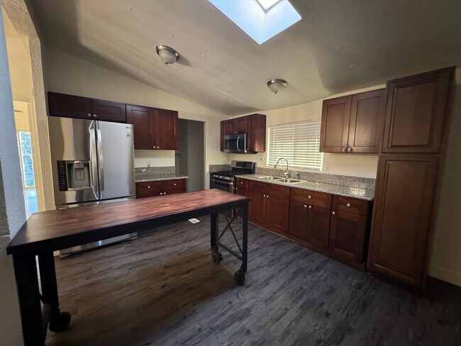 Building Photo - ***Gorgeous Home with a huge yard *** Ready for the ideal Family