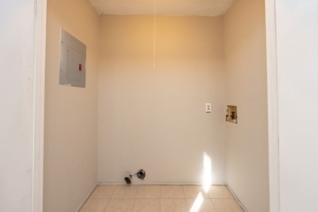 Building Photo - 581 Ridgewood Dr