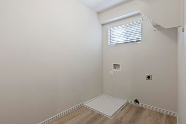 Building Photo - Chic 3 Bed 2.5 Bath Townhome in Spanish Fork!