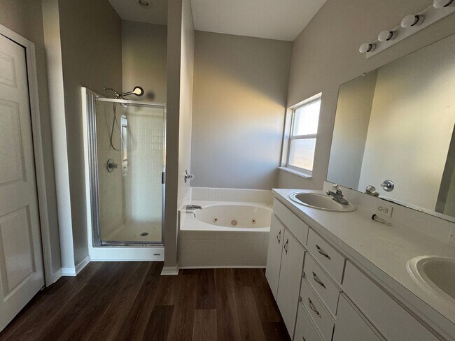 Building Photo - LakeFront Home in Haines City. Lawncare  Included