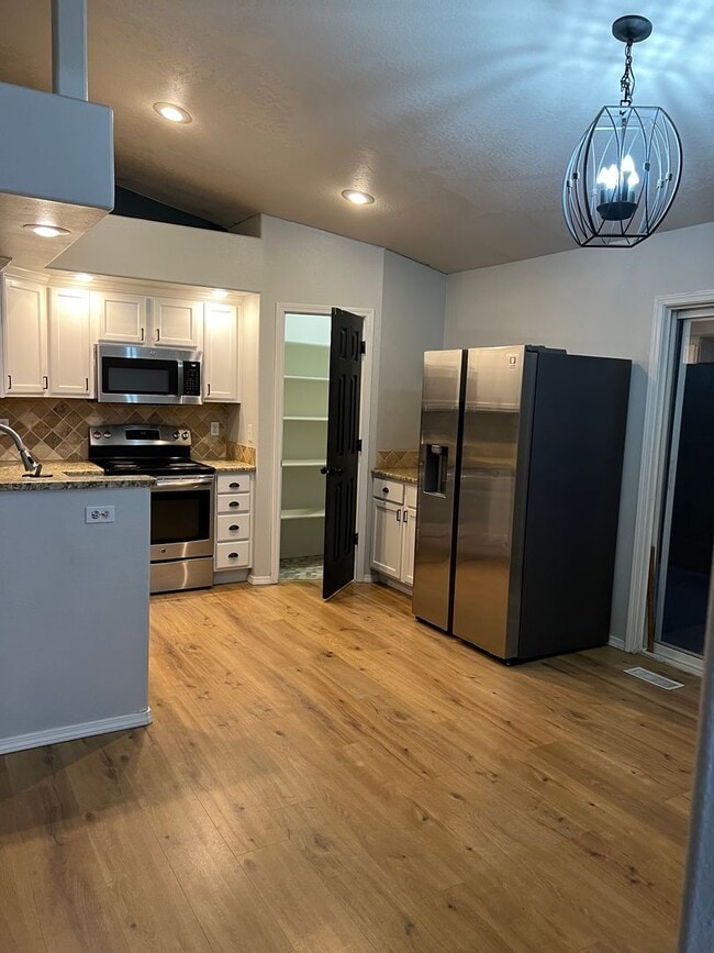 Building Photo - Welcome to this charming 3 bedroom, 2 bathroom home located in Nampa, ID.