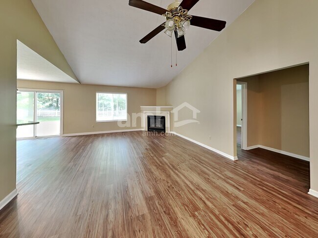 Building Photo - 545 Foxglove Ct