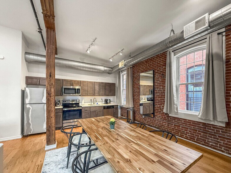 Building Photo - 1140 N American St