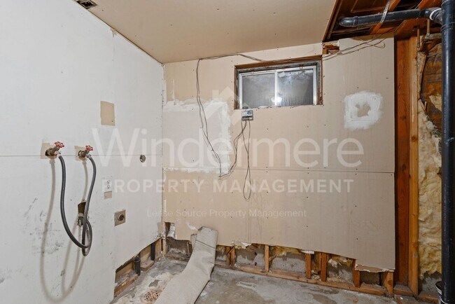Building Photo - Charming 4-Bedroom Home with Garage & Spacious Yard!