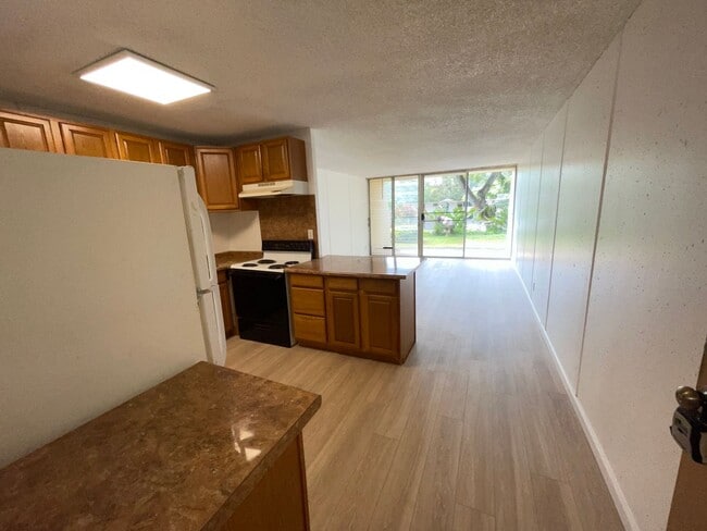 Building Photo - "Cathedral Point" Spacious Ground-Floor 1-...