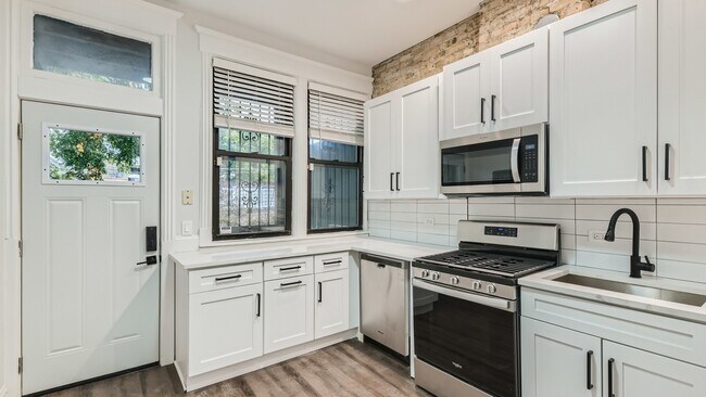 Building Photo - 4053 N Greenview Ave