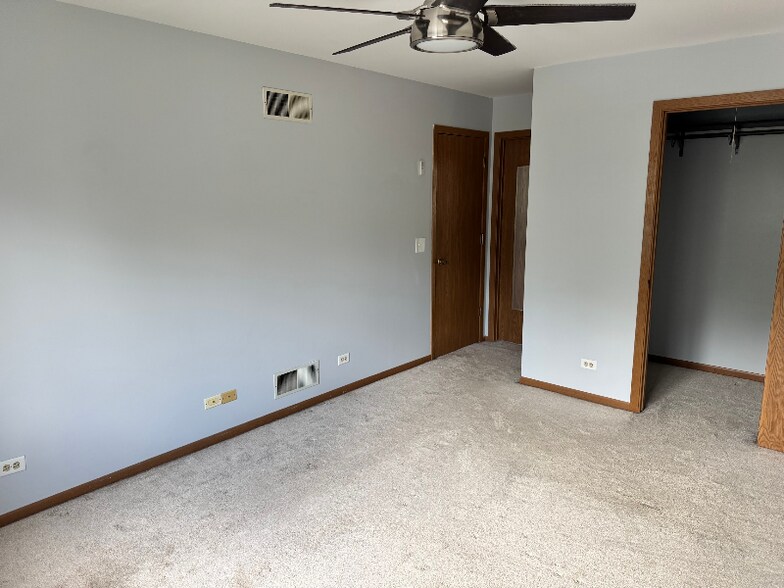 Building Photo - 1407 Oak Leaf Ln