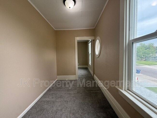 Building Photo - 1303 6th Ave S