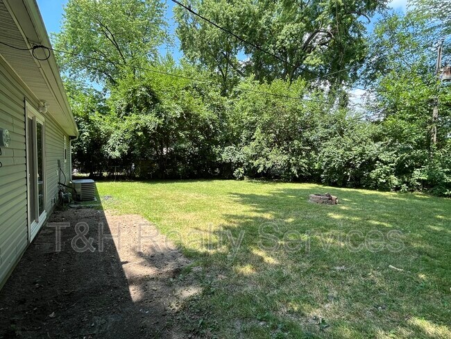 Building Photo - 3831 Bennett Dr