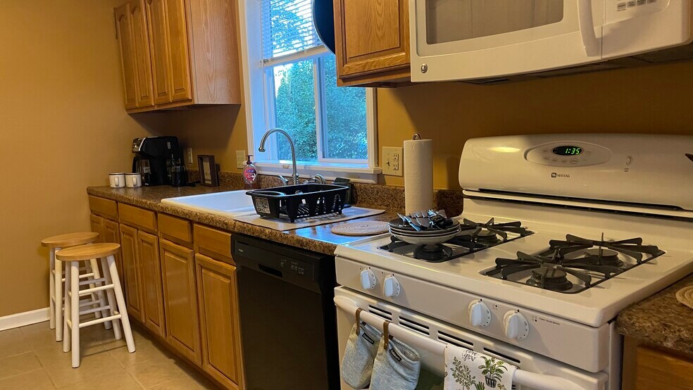 Kitchen - 3 Stanford Rd W