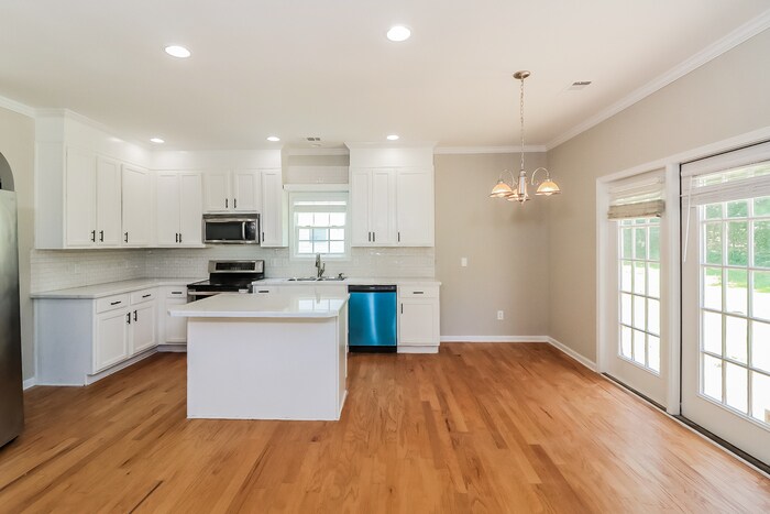 Building Photo - 5456 The Vyne Ave