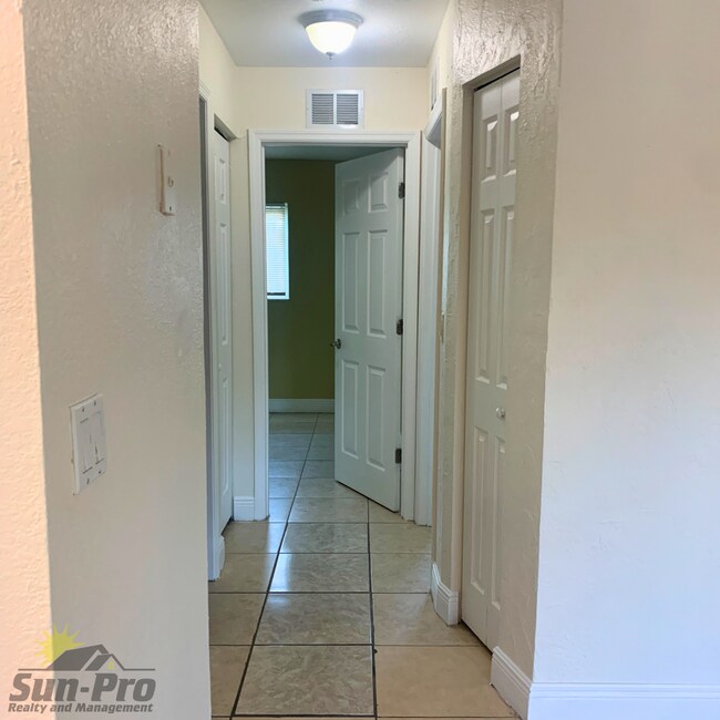 Building Photo - 900 S Peninsula Dr