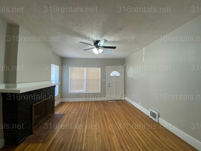 Building Photo - $1195 - 3 bedroom / 1 bathroom - Single Family Home