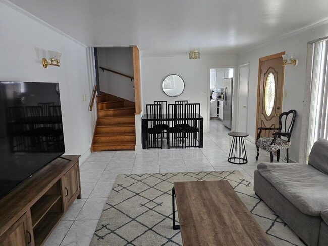 Building Photo - 7014 N Kilbourn Ave