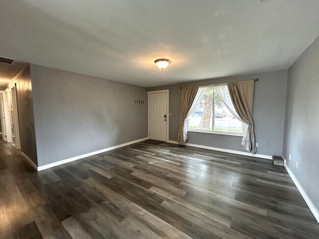 Building Photo - Charming 4 Bedroom Home with Fully Fenced Yard