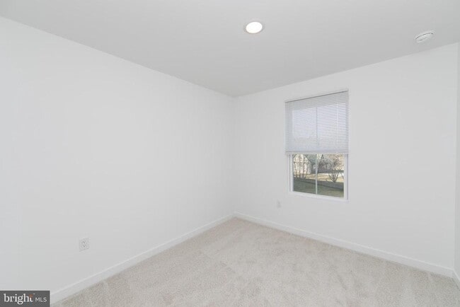 Building Photo - 65 Basswood St