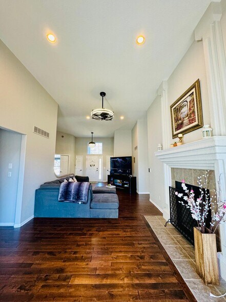 Building Photo - 5912 NE Turquoise Dr