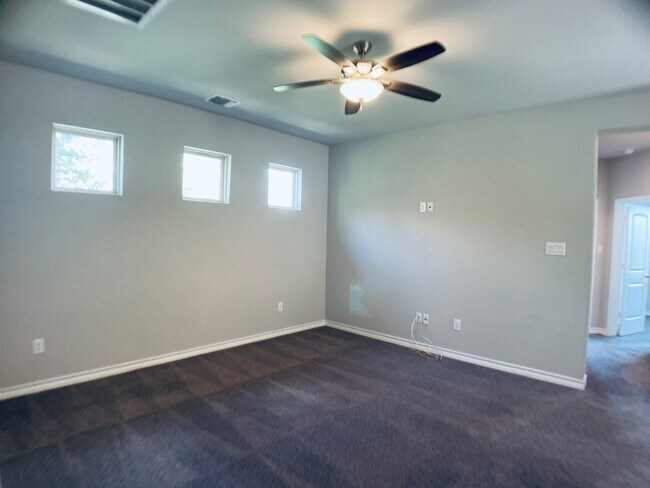 Building Photo - Charming Nestled Home near 281 and 1604