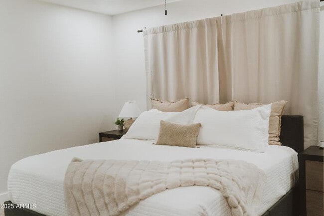 Building Photo - 8737 E Rose Ln