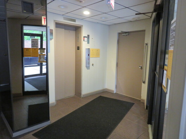Building Photo - 2320 N Nordica Ave