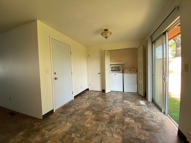 Building Photo - Cute Duplex