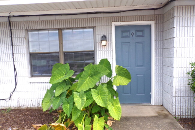 Building Photo - 2BR/1BA Apartment in Prime Pace Location –...