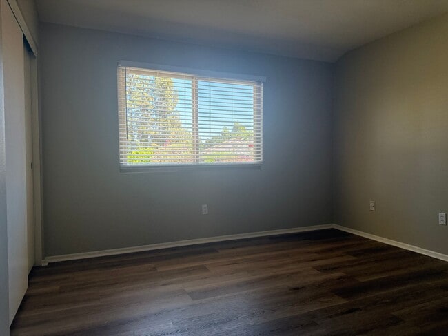 Building Photo - Beautiful Canyon Crest Home