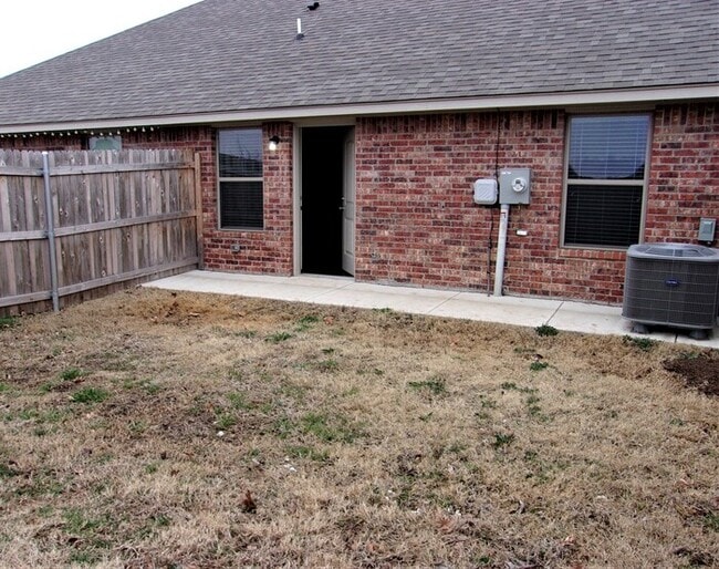 Building Photo - 2 bed 1 Bath 1 Car Garage Townhome in Del City