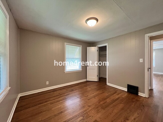 Building Photo - Cozy Ranch Style Home in KCMO w/ Wood Floors and a Fenced in Yard!