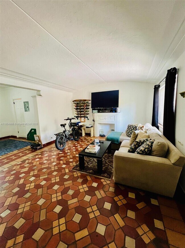 Building Photo - 2830 Pine Tree Dr