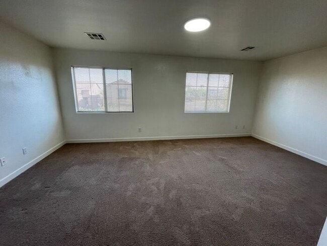 Building Photo - Carry Over Showing: This property has been shown before and will be rented to the first most qual...