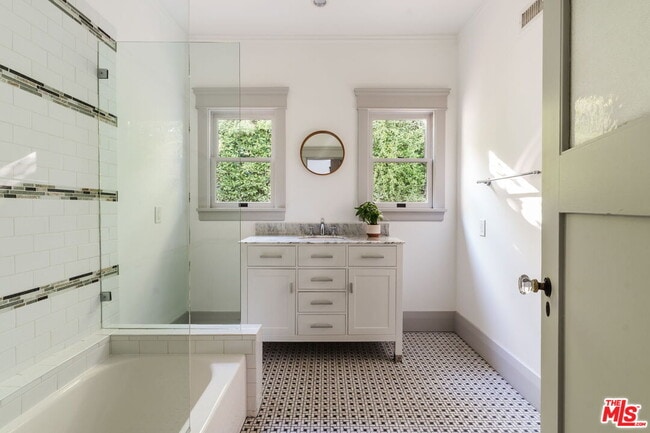 Building Photo - 2027 Canyon Dr