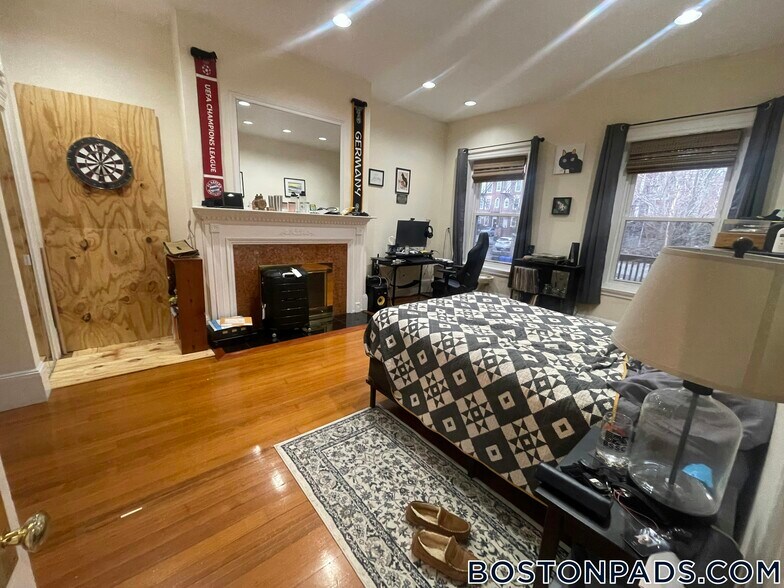 Building Photo - 1689 Beacon St