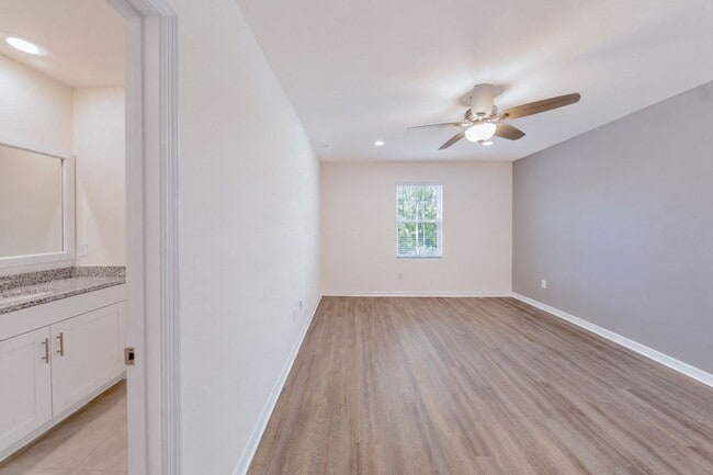 Building Photo - Like-New End-Unit 3 Bedroom Townhome