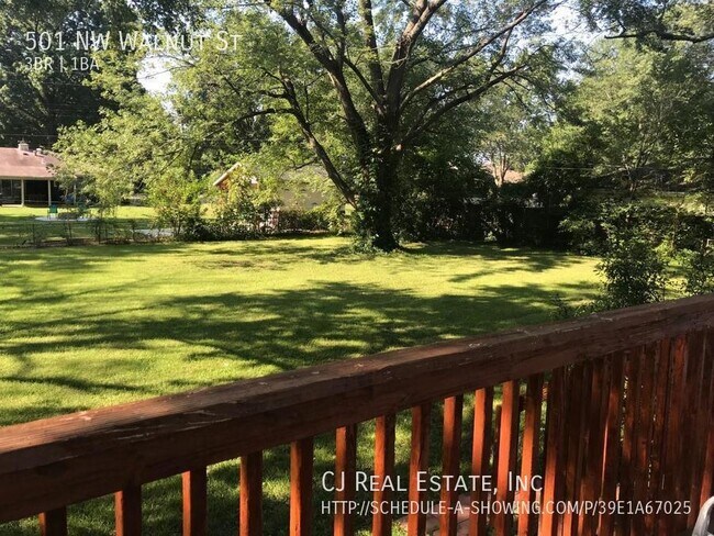 Building Photo - 501 NW Walnut Ct