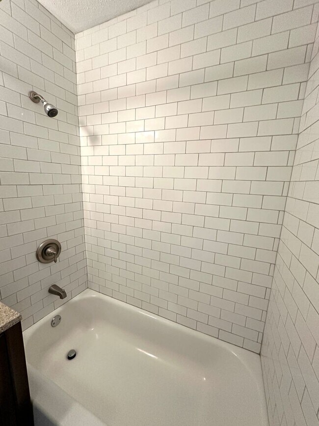 Building Photo - 70 Maple Dr