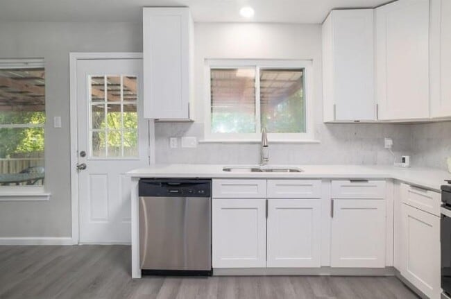 Building Photo - 2121 Trede Dr