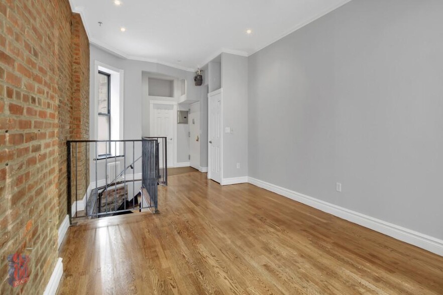 Primary Photo - 246 Mott St
