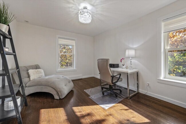 Building Photo - 606 Barton Ave