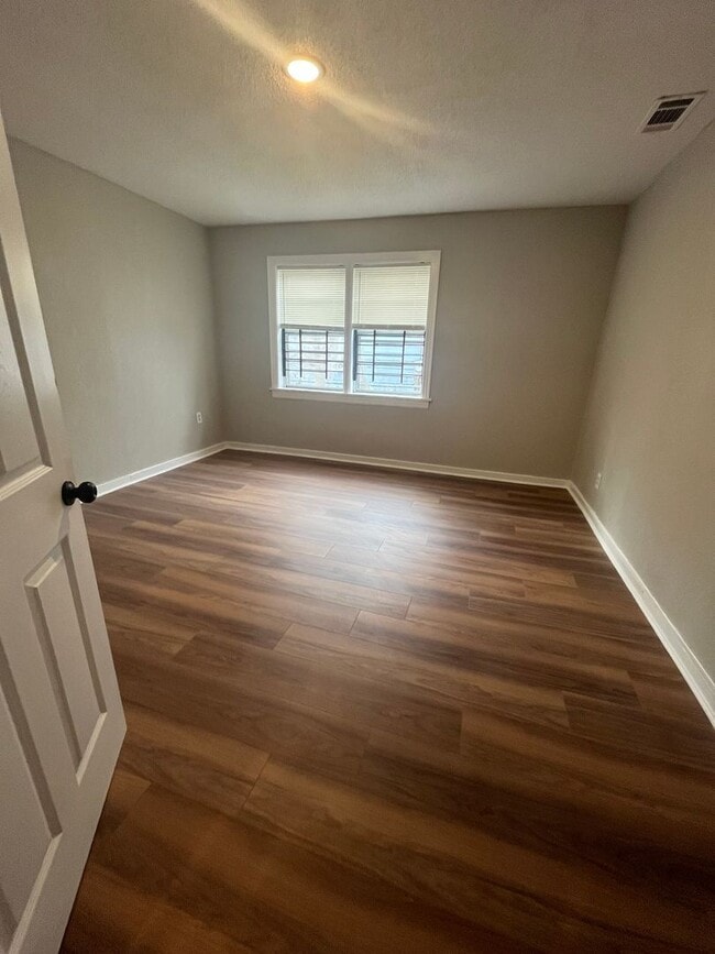 Building Photo - Newly Renovated Unit in Heart of Memphis